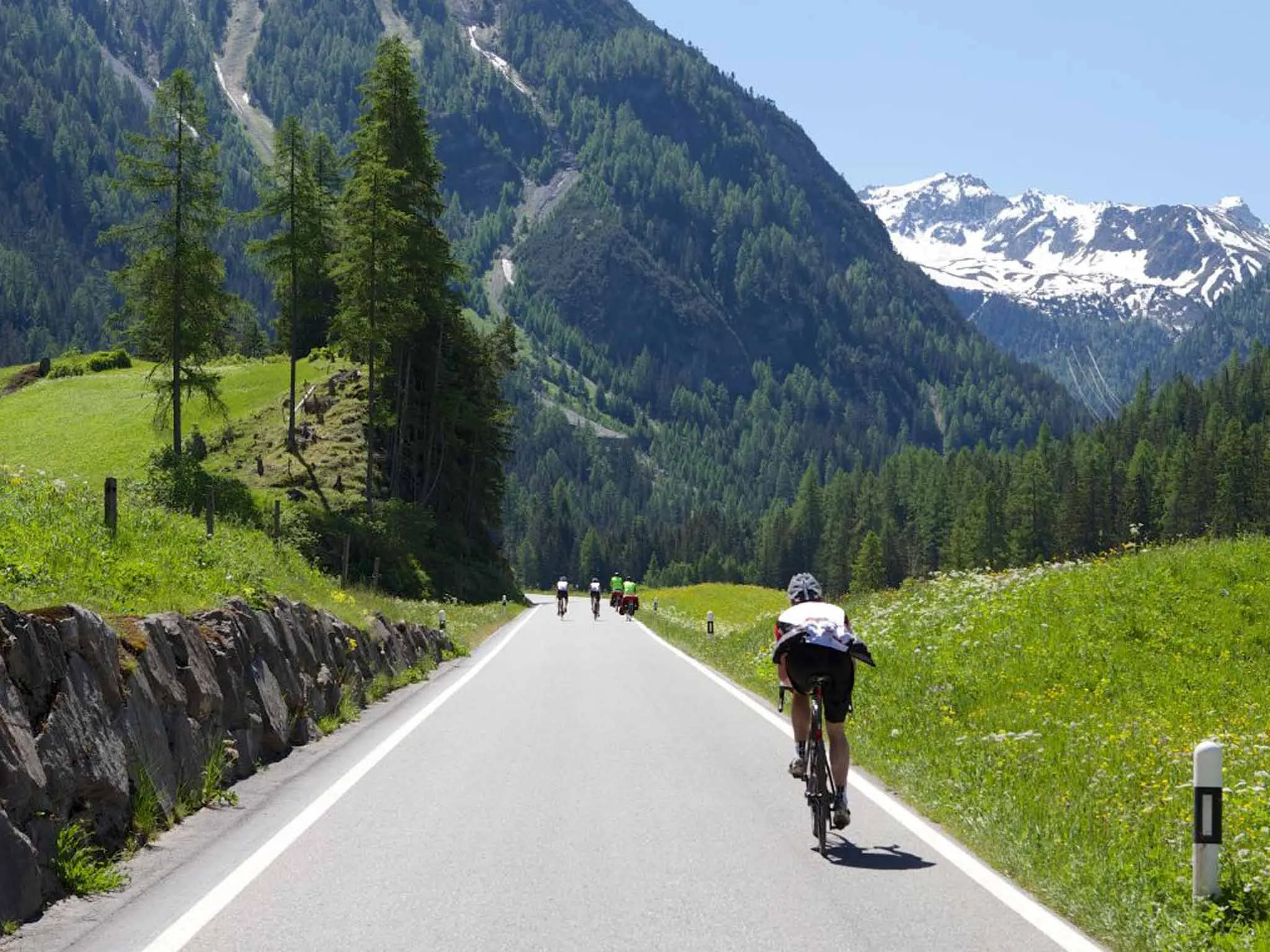 Visual guide showing a collective group cycling route through open terrain